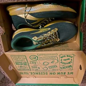 RUN LUCKY BROOKS RUNNING SHOES